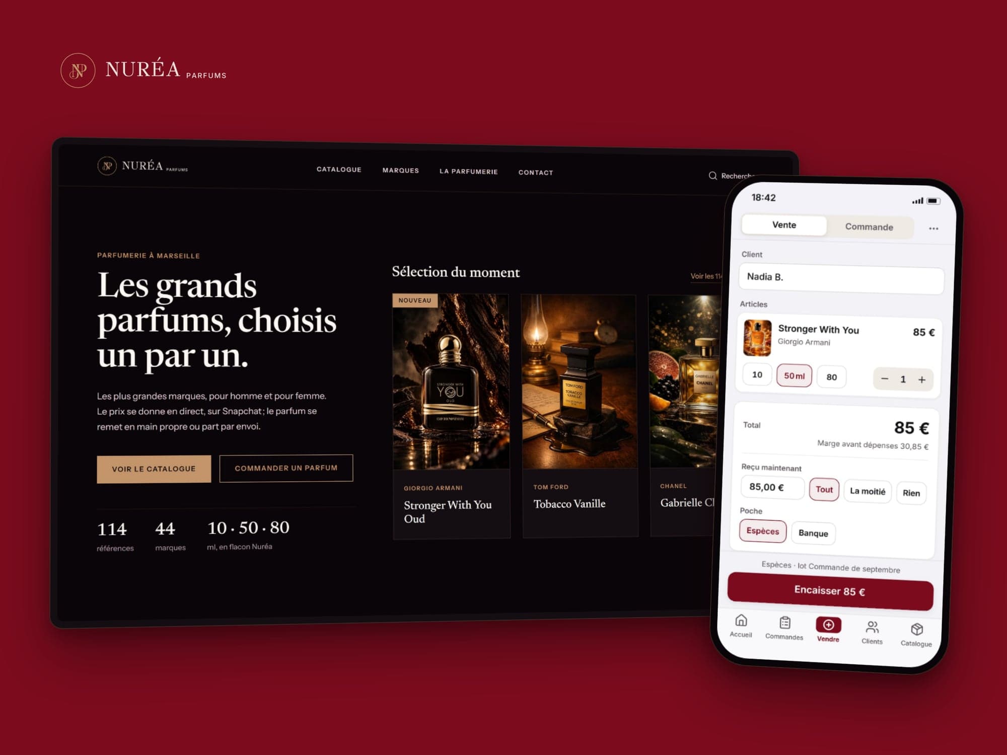 La boutique en ligne Nuréa Parfums sur un écran d’ordinateur, accueil sombre avec trois flacons du catalogue, et devant elle un téléphone affichant l’outil de gestion qui encaisse une vente de 85 €, sur fond bordeaux.