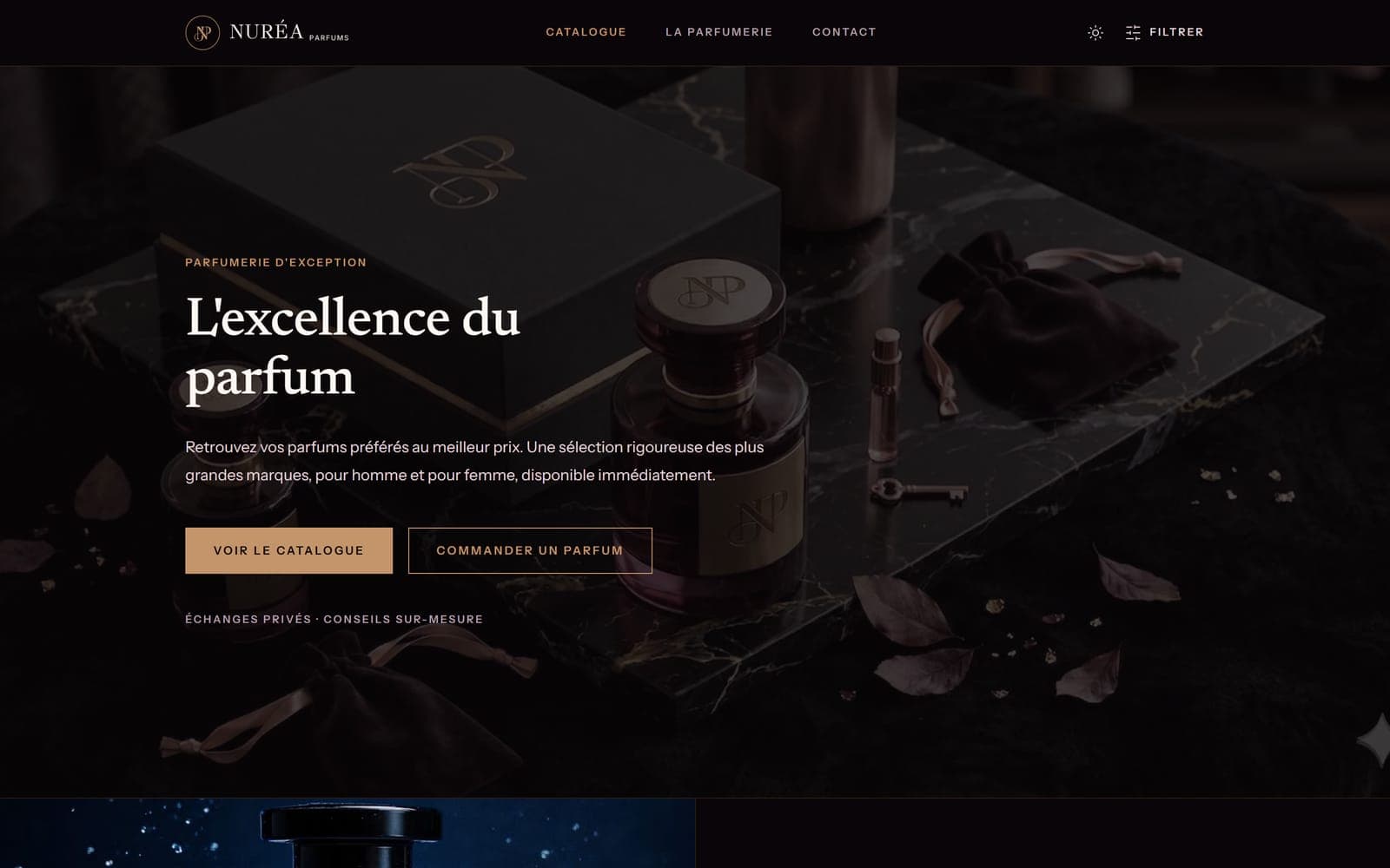 L’accueil de Nuréa Parfums : un flacon sur du marbre sombre et le titre « L’excellence du parfum ».